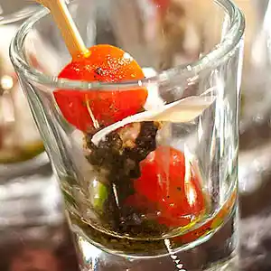 Karamelisierte Tomaten mit Fenchel-Chips an vegetarischem Kaviar im Glas.