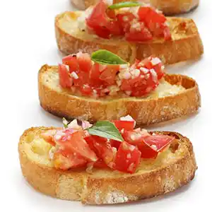 Bruschetta mit Tomaten und Basilikum an Knoblauch-Olivenöl.