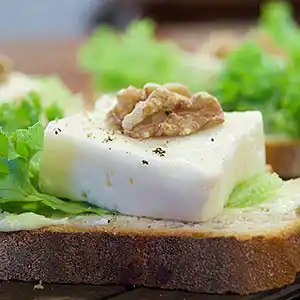 Taleggio mit Walnuß auf toskanischem Brot.