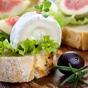 Ziegenkäse auf toskanischem Weißbrot an Feigensalat.