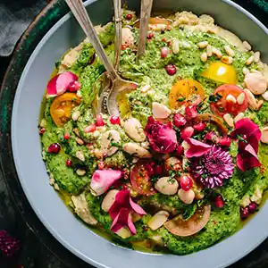 Avocada-Salatteller mit Tomaten, Paprika, Bohnen und Nüssen.