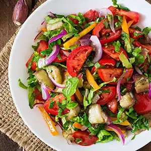 Salatteller mit Tomaten, Paprika, Tomaten, Pilzen und Peperoni.