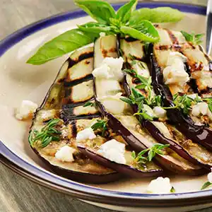 Salatteller mit gebratenen Auberginen, Ricotto, Basilikum.