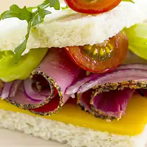 Tramezzini mit Salat, Tomaten, Käse und Cotto.