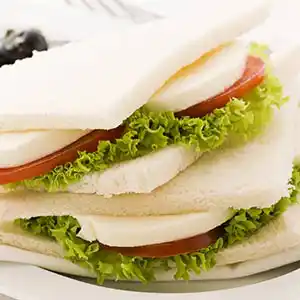 Tramezzini mit Salat, Tomate und Mozzarella.