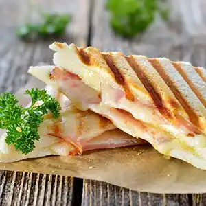 Focaccia mit Käse und Cotto-Schinken.