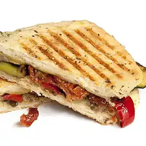 Focaccia mit gegrillten Zucchini, Paprika und Tomaten.