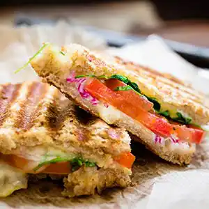 Focaccia Caprese mit Tomaten und Mozzarella.