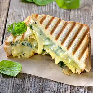 Focaccia mit Spinat, Kräutern und Mozzarella.