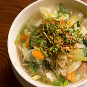 Teller mit chinesischer Gemüsesuppe.