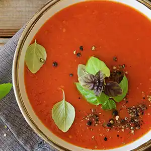 Teller mit italienischer Tomatensuppe.