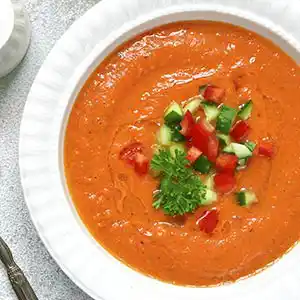 Teller mit Gazpacho - kalte Tomatensuppe.