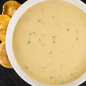 Teller mit Pifferlingcrèmesuppe.