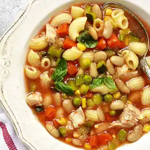 Teller mit Minestrone.