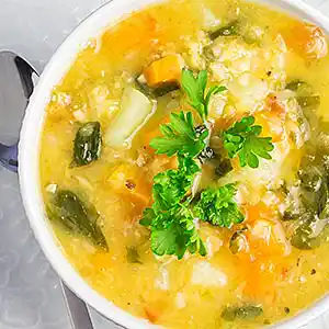 Teller mit Gemüseeintopf.