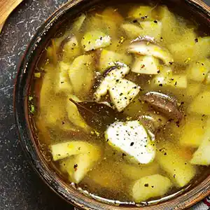 Teller mit Kartoffel-Steinpilzsuppe.