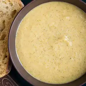Teller mit Broccholi-Cheddarkäsesuppe.