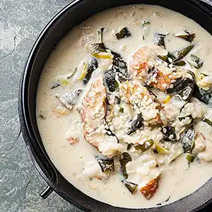 Teller mit Fischeintopf.