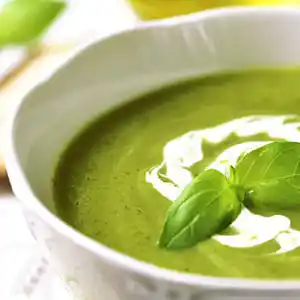 Teller mit Basilikumsuppe.