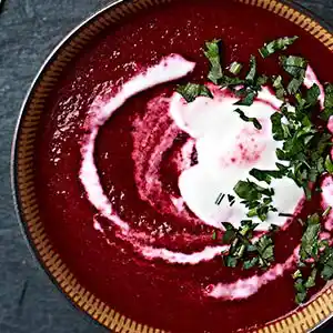 Teller mit roter-Beete-Suppe und Petersilie.