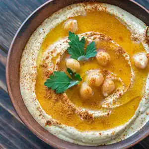 Teller mit Kichererbsensuppe und Crème fraîche.