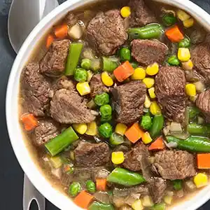 Teller mit Rindfleischeintopf.