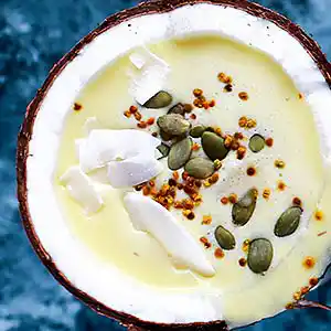 Teller mit Kohlrabi-Kokusnussmilchsuppe.