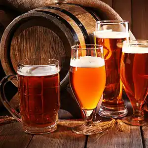 Fassl Bier mit Biergläsern.