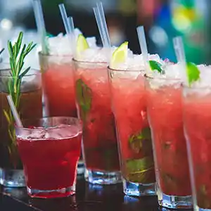 Gläser mit fruchtigen Cocktails.