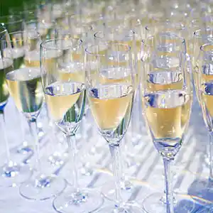 Tisch mit gefüllten Sektgläsern.