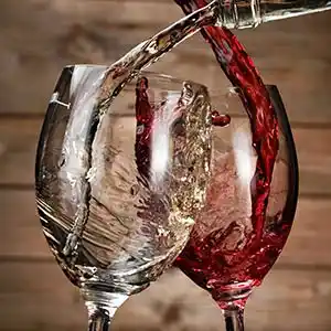 Gläser mit Rot- und Weißwein.