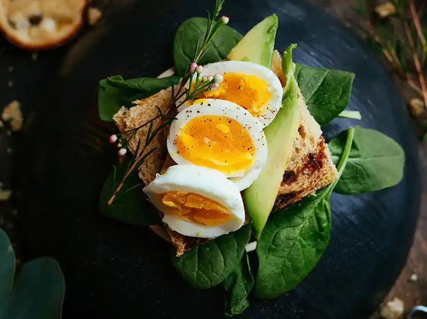Da Baffo Catering München Teller mit Toast, Eiern und Avocado von.