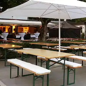 Biertische mit Bänken.