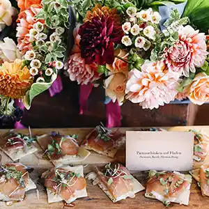 Fingerfood mit Blumendeko.