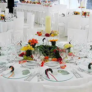 Großer runder Tisch, festlich gedeckt.