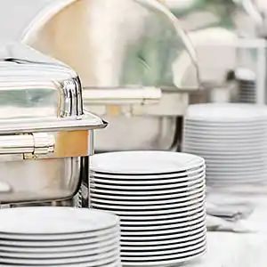 Teller und Wärmebehälter.