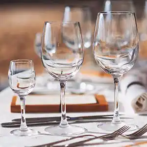 Reihe von verschiedenen Gläsern.