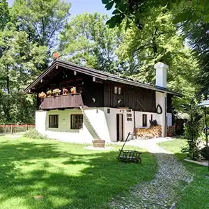 Altes Bauernhaus in verträumter Umgebung.
