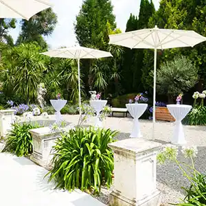 Mediterranes Ambiente in einem Park.