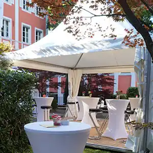 Pavillion mit Stehtischen und Hussen.