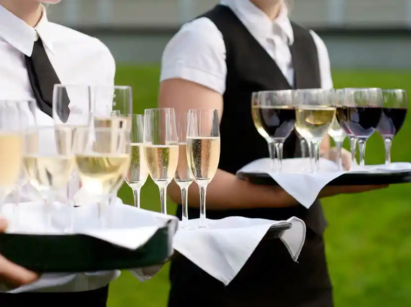 Servicepersonal serviert Getränke.