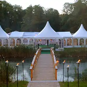 Große Zeltstadt im Park.