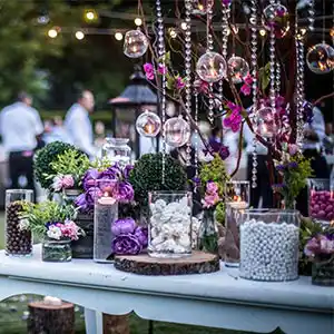 Verschiedene Tischdekorationen.