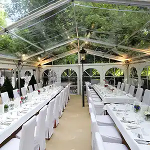 VIP Partyzelt mit gedeckten Tischen.