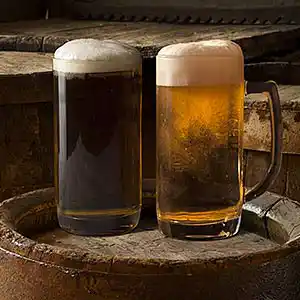 Bierfaß mit 2 Gläsern Helles und Dunkles.