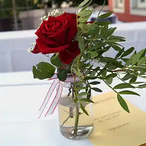 Tisch mit Rose.