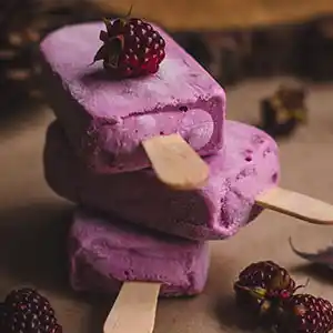 Selbstgemachtes Himbeereis.