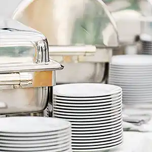 Teller und Wärmebehälter.