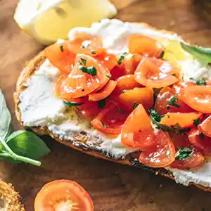 Sandwich mit Tomaten und Frischkäse.