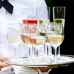 Servicekraft mit Wein, Sekt und Aperol.